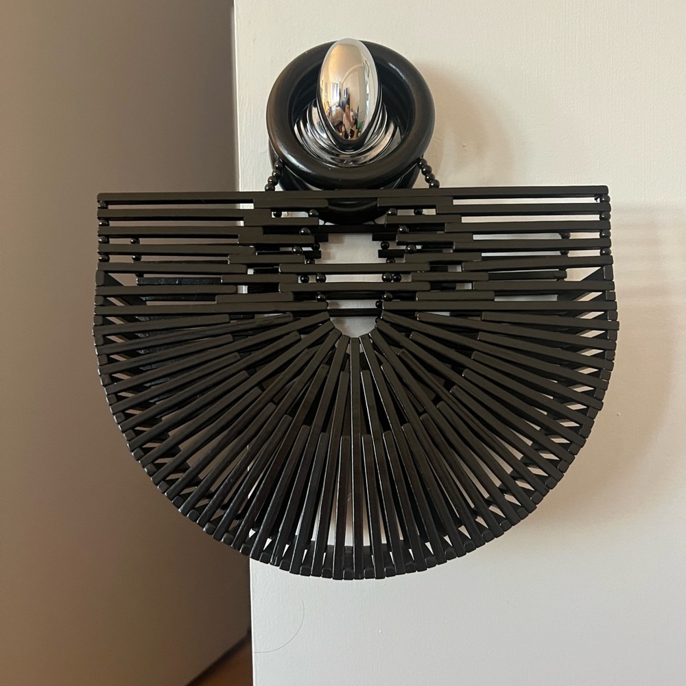 Black wooden vacation bag